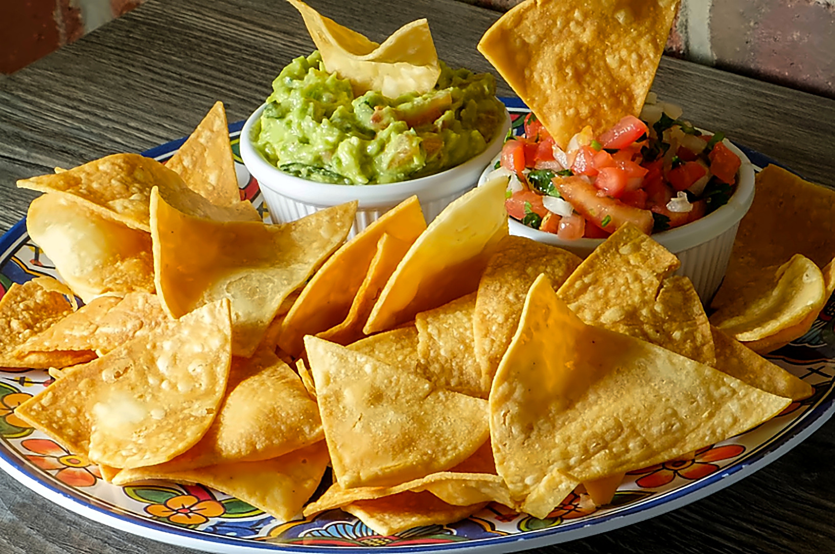 Chips with guacamole and pico de gallo